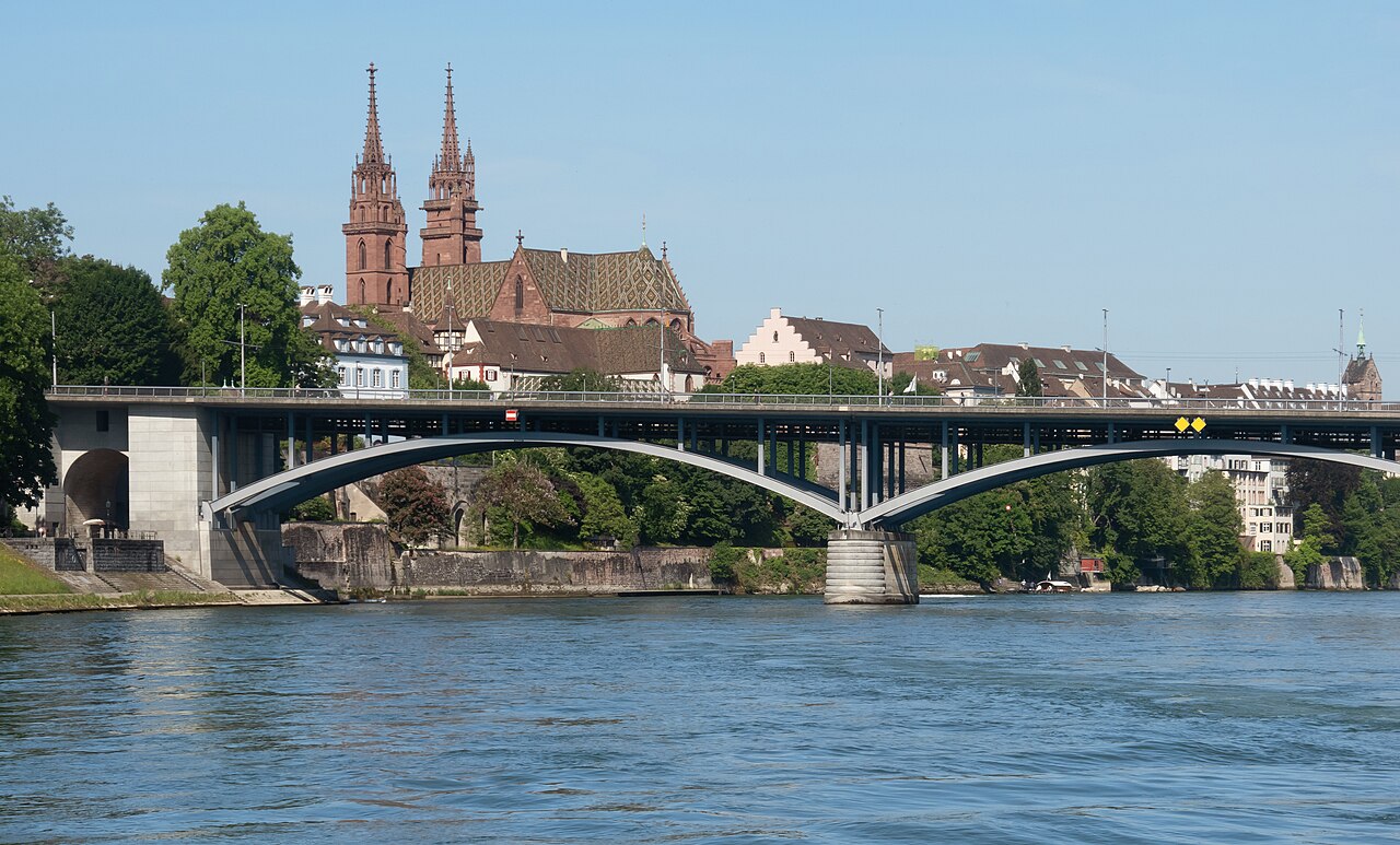 Wettsteinbrücke und Basler Münster am Rhein